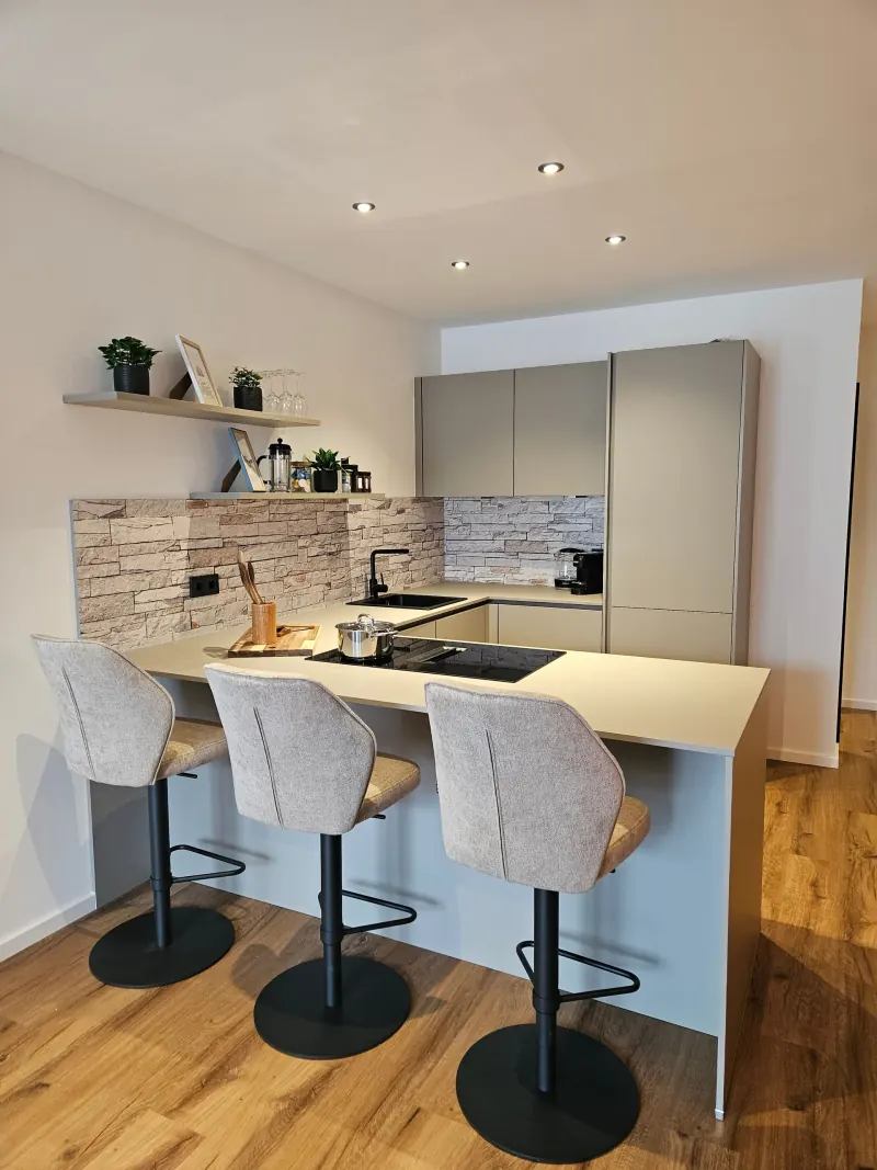 Ferienwohnung Karkopfblick: Küche mit Theke und Barhockern