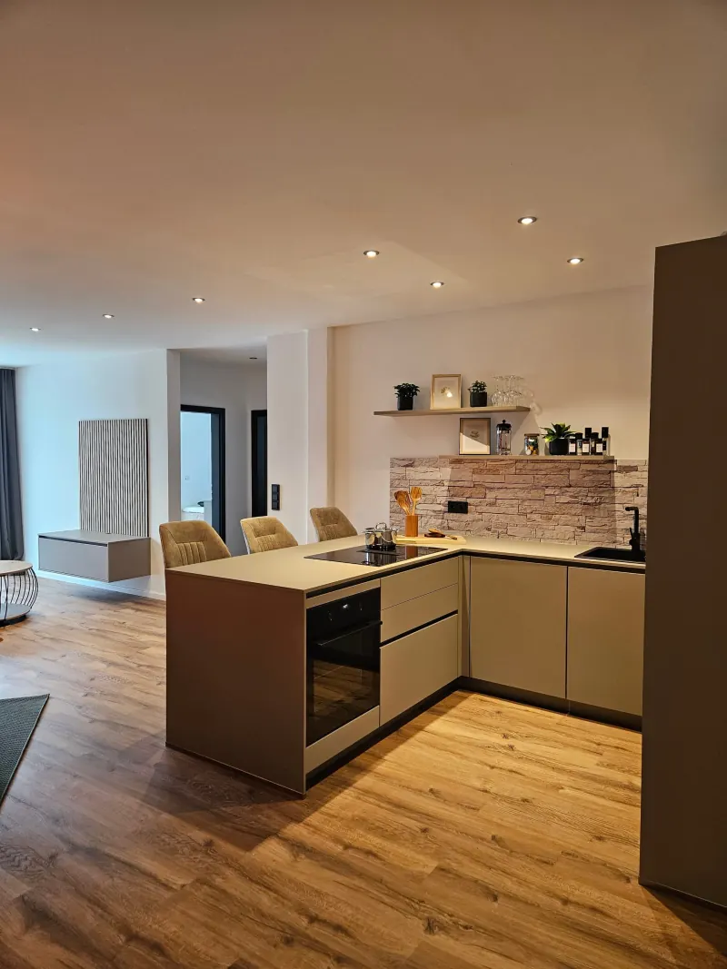 Ferienwohnung Karkopfblick: Küchenzeile mit Backofen und Induktionsherd