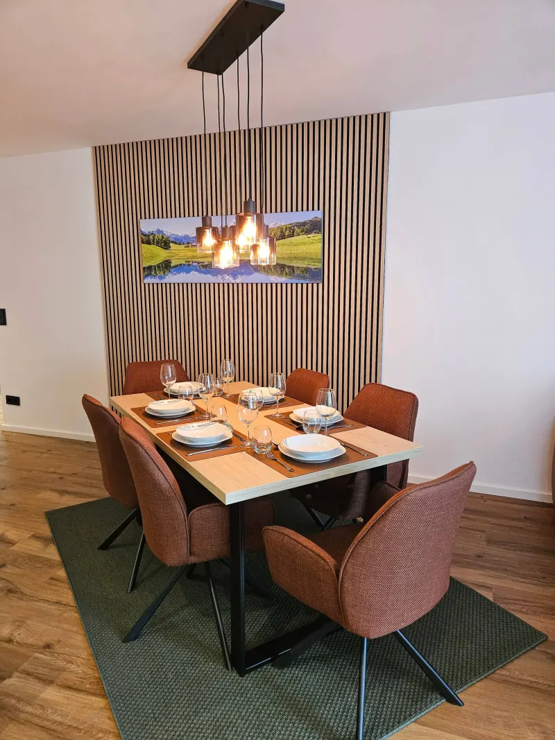 Ferienwohnung Karkopfblick: Esstisch mit Pendelleuchte