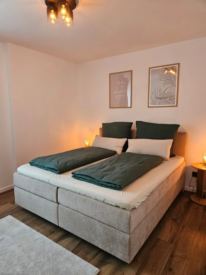 Ferienwohnung Karkopfblick: Schlafzimmer mit Queensize-Doppelbett