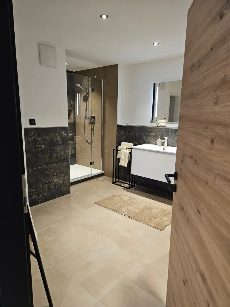 Ferienwohnung Karkopfblick: Badezimmer mit großer Dusche