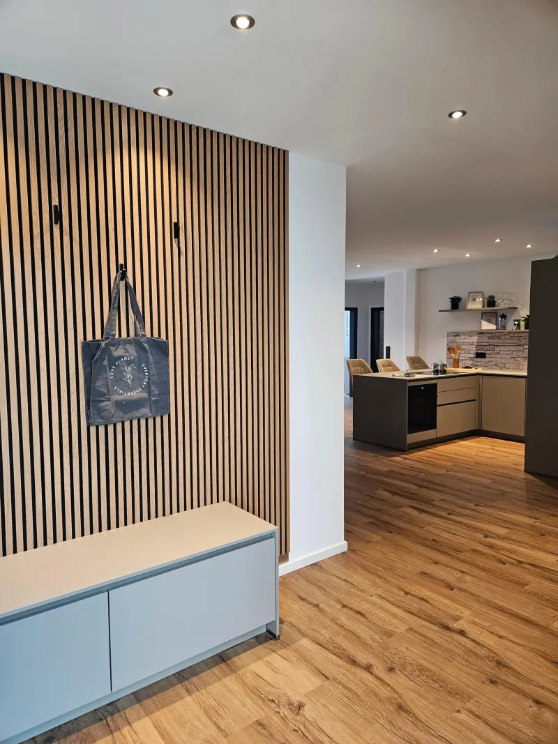 Ferienwohnung Karkopfblick: Garderobe mit Blick in die Küche