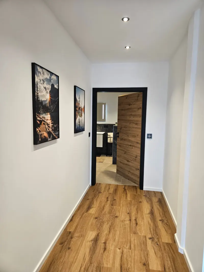 Ferienwohnung Karkopfblick: Flur mit Blick ins Badezimmer