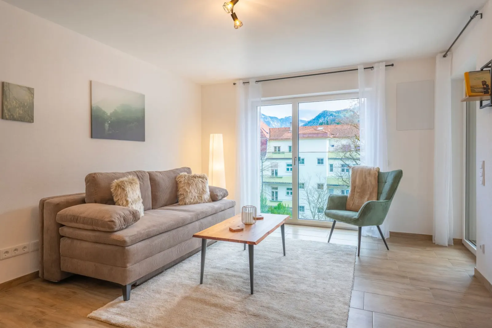 Ferienwohnung Predigtstuhlblick: Wohnzimmer mit Schlafsofa und Bergblick