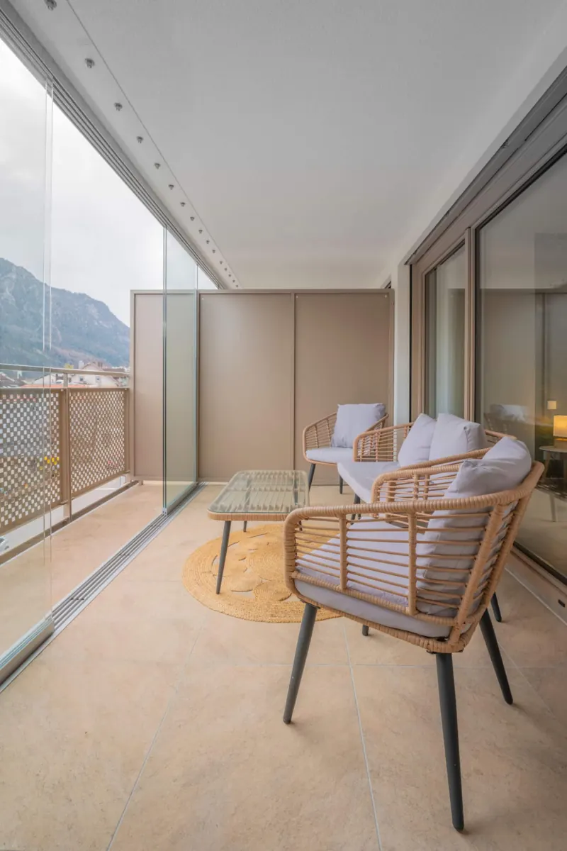 Ferienwohnung Predigtstuhlblick: Verglaster Balkon mit Rattan-Sitzgruppe