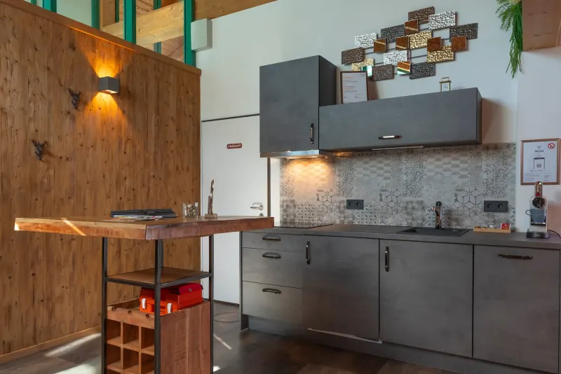 Ferienwohnung Untersbergblick: Küche mit Massivholz-Theke