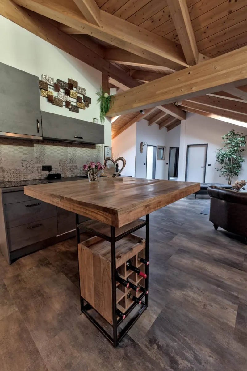 Ferienwohnung Untersbergblick: Kochinsel mit Weinregal und Massivholz-Tresen