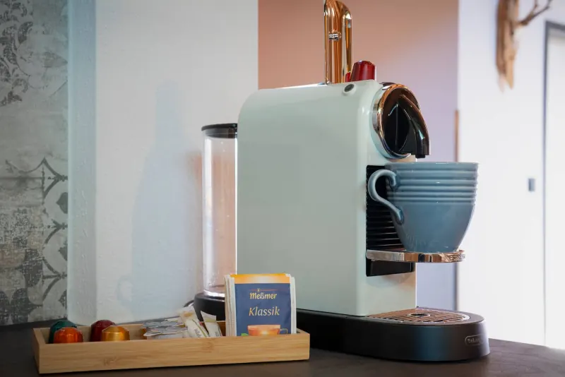 Ferienwohnung Untersbergblick: Kaffeeecke mit Nespresso-Maschine