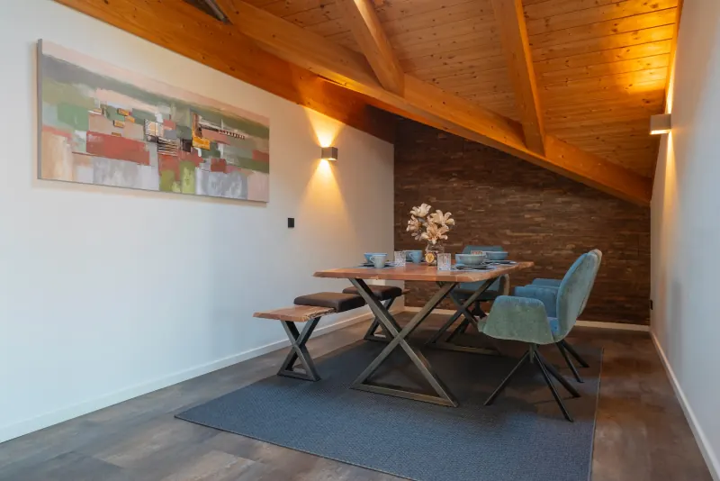 Ferienwohnung Untersbergblick: Essbereich mit Echtholztisch unter der Dachschräge