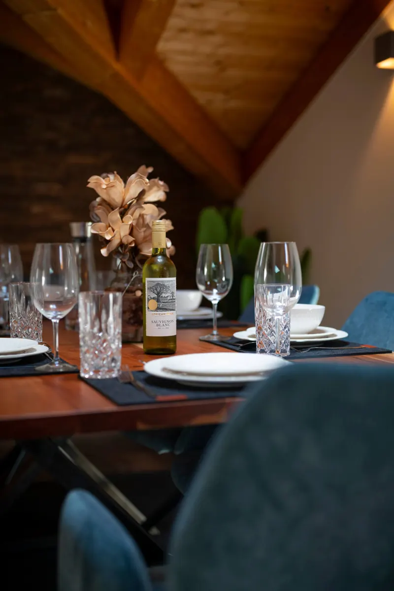 Ferienwohnung Untersbergblick: Esstisch mit Blumendekoration