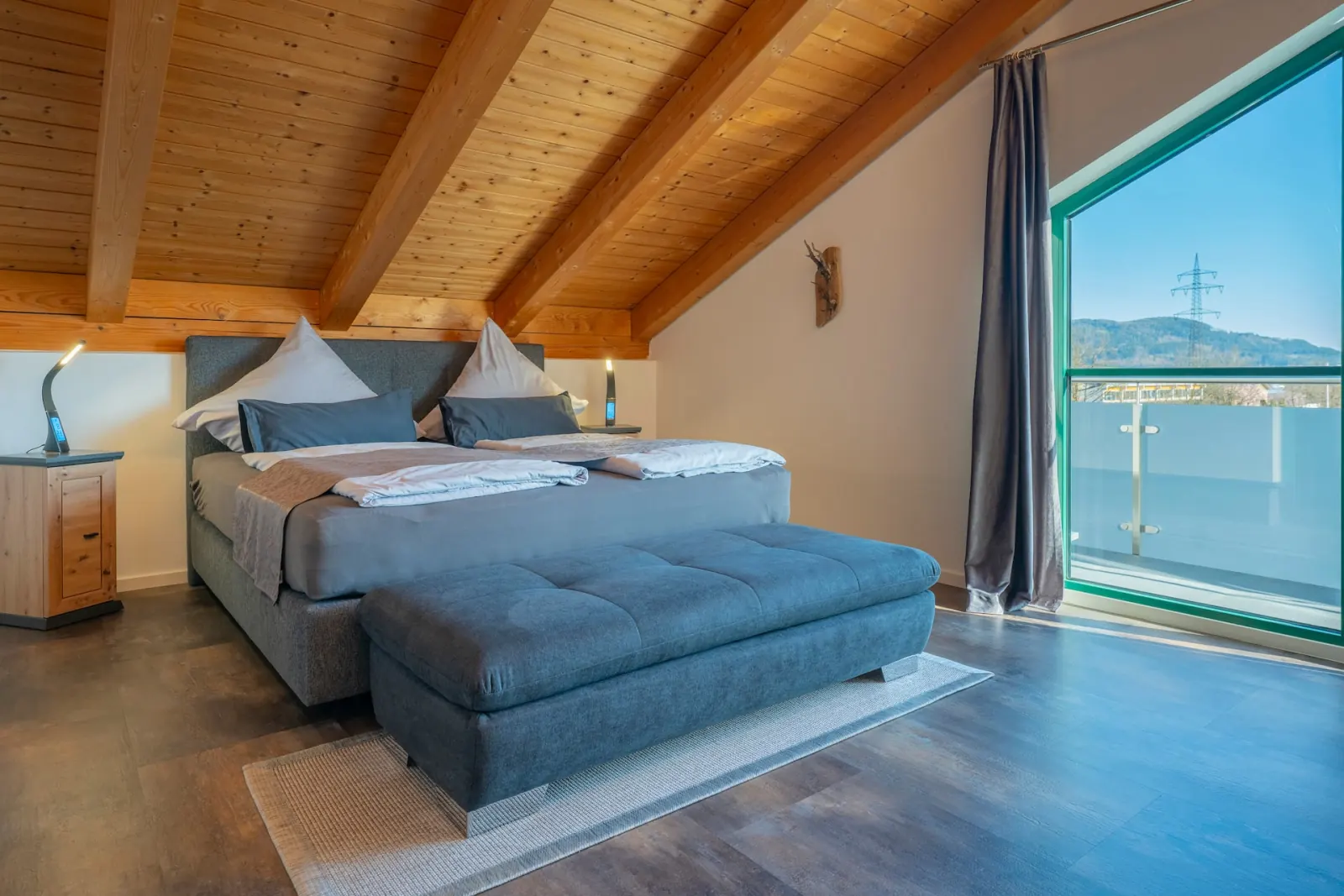 Ferienwohnung Untersbergblick: Romantik-Schlafzimmer mit Boxspringbett und großer Fensterfront