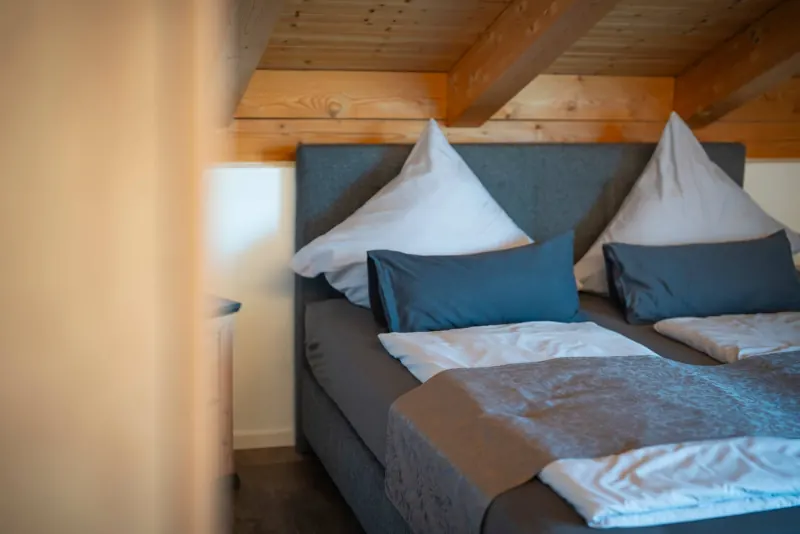 Ferienwohnung Untersbergblick: Boxspringbett mit Kissen im Romantik-Schlafzimmer