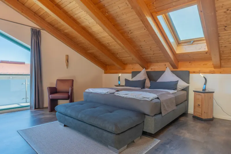 Ferienwohnung Untersbergblick: Zweites Romantik-Schlafzimmer mit Dachfenster