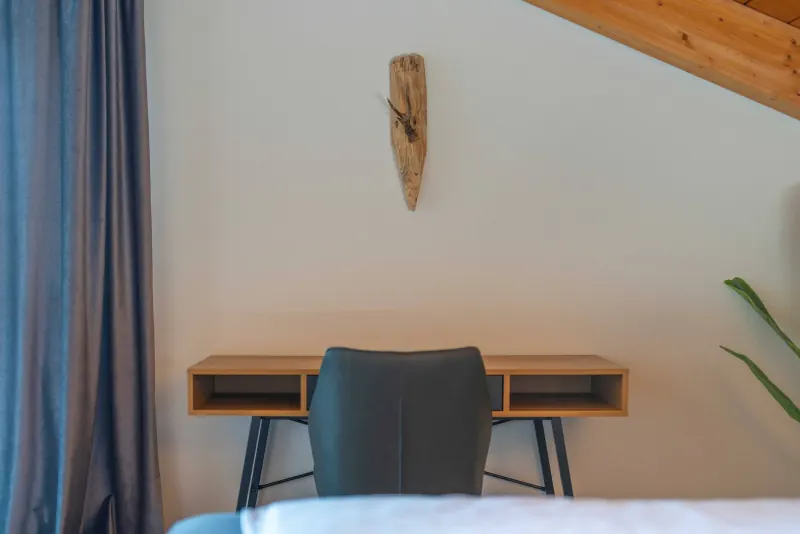 Ferienwohnung Untersbergblick: Schreibtisch im Schlafzimmer