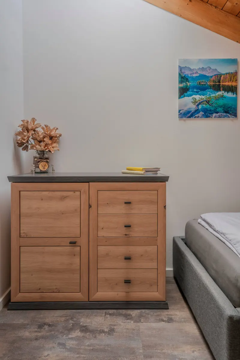 Ferienwohnung Untersbergblick: Kommode im Schlafzimmer 3