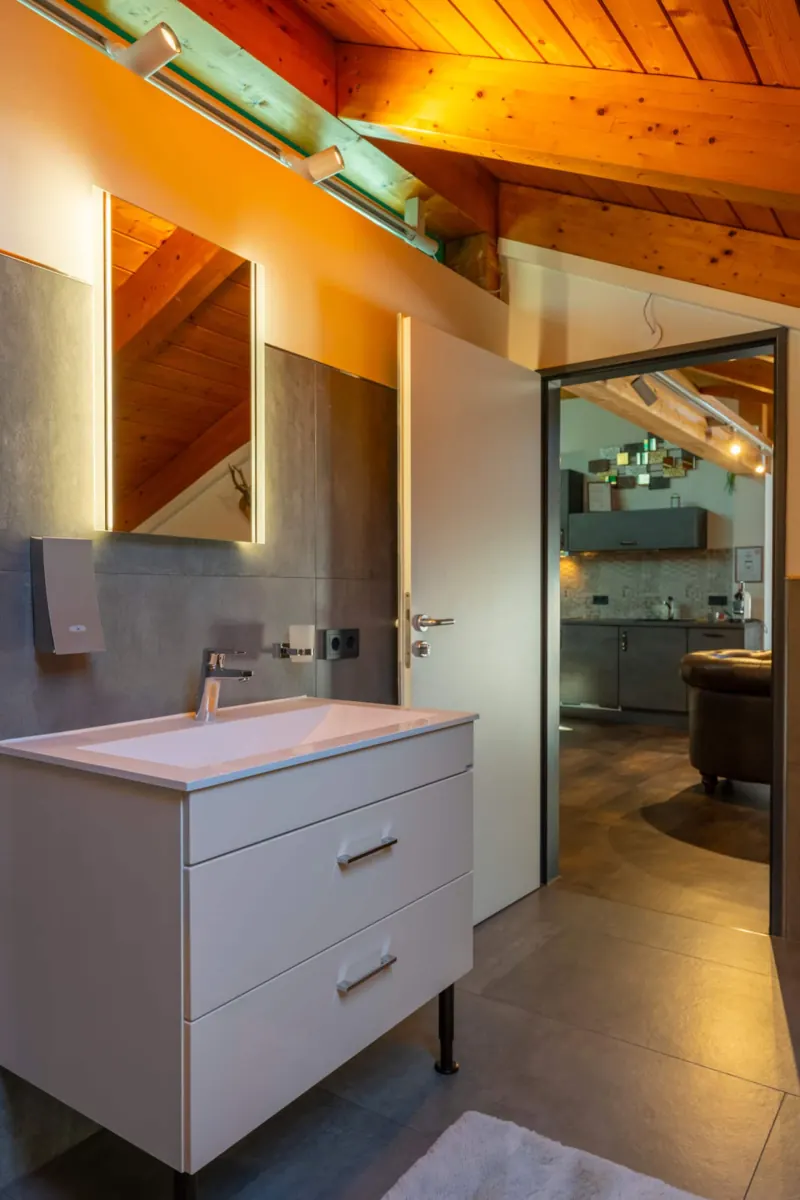 Ferienwohnung Untersbergblick: Waschtisch im Designer-Bad