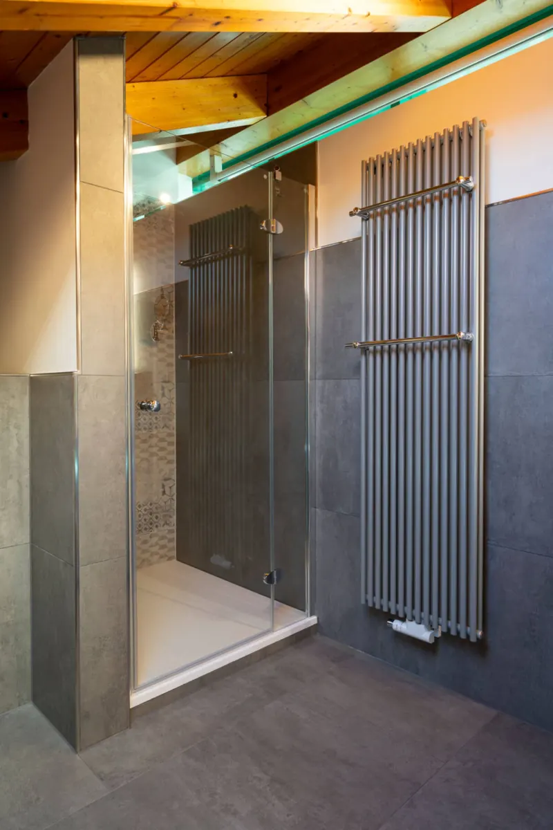 Ferienwohnung Untersbergblick: Dusche mit Handtuchheizkörper
