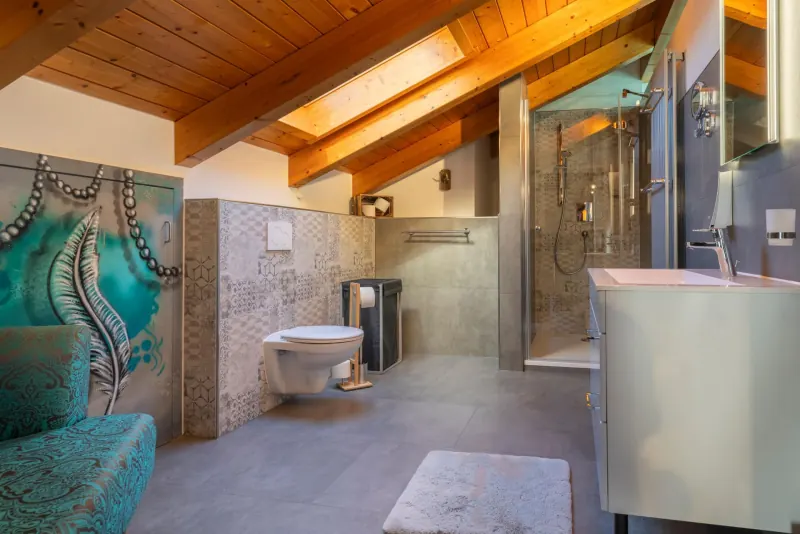 Ferienwohnung Untersbergblick: Designer-Bad mit Wandbild und Waschtisch