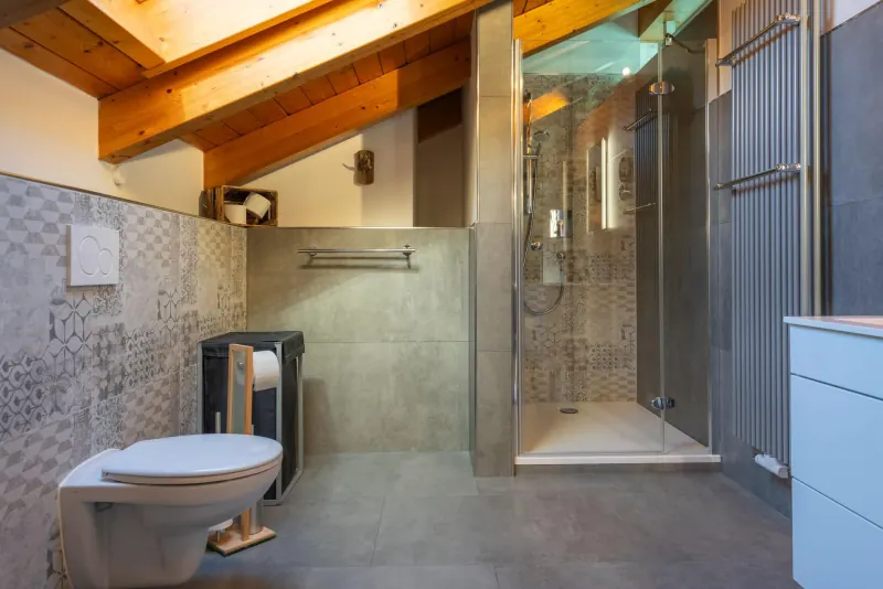 Ferienwohnung Untersbergblick: Designer-Bad mit Dusche und WC