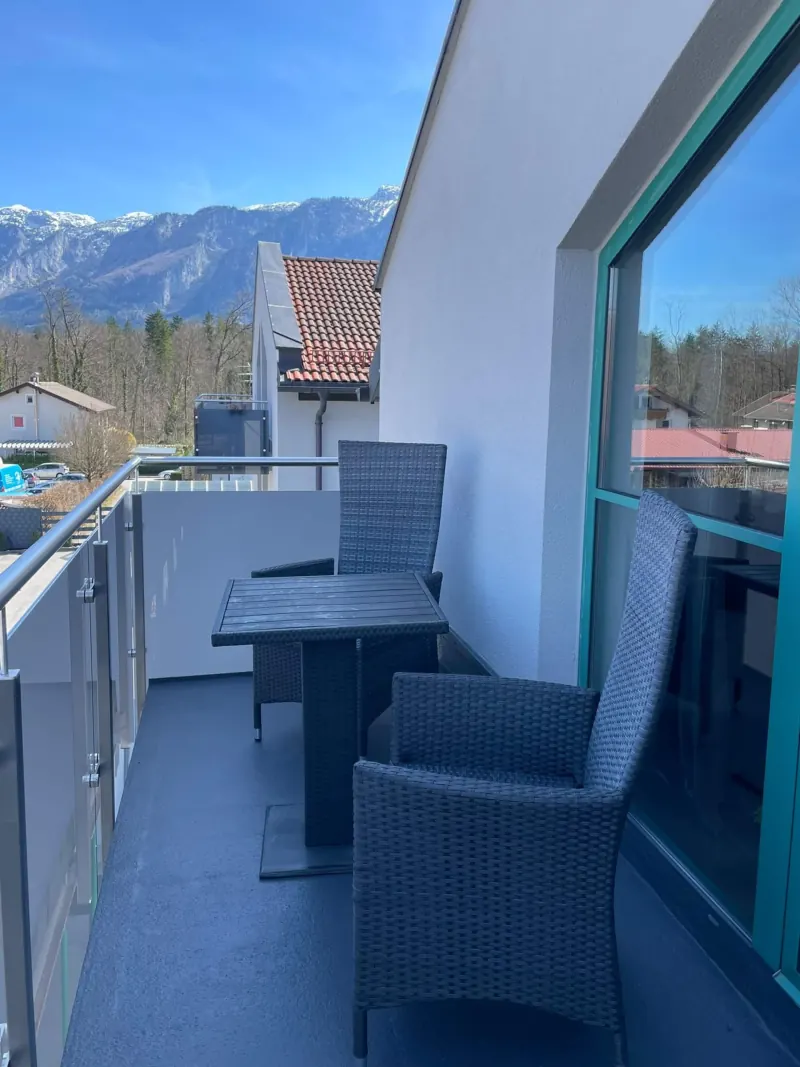Ferienwohnung Untersbergblick: Balkon mit Sitzplatz und Bergblick