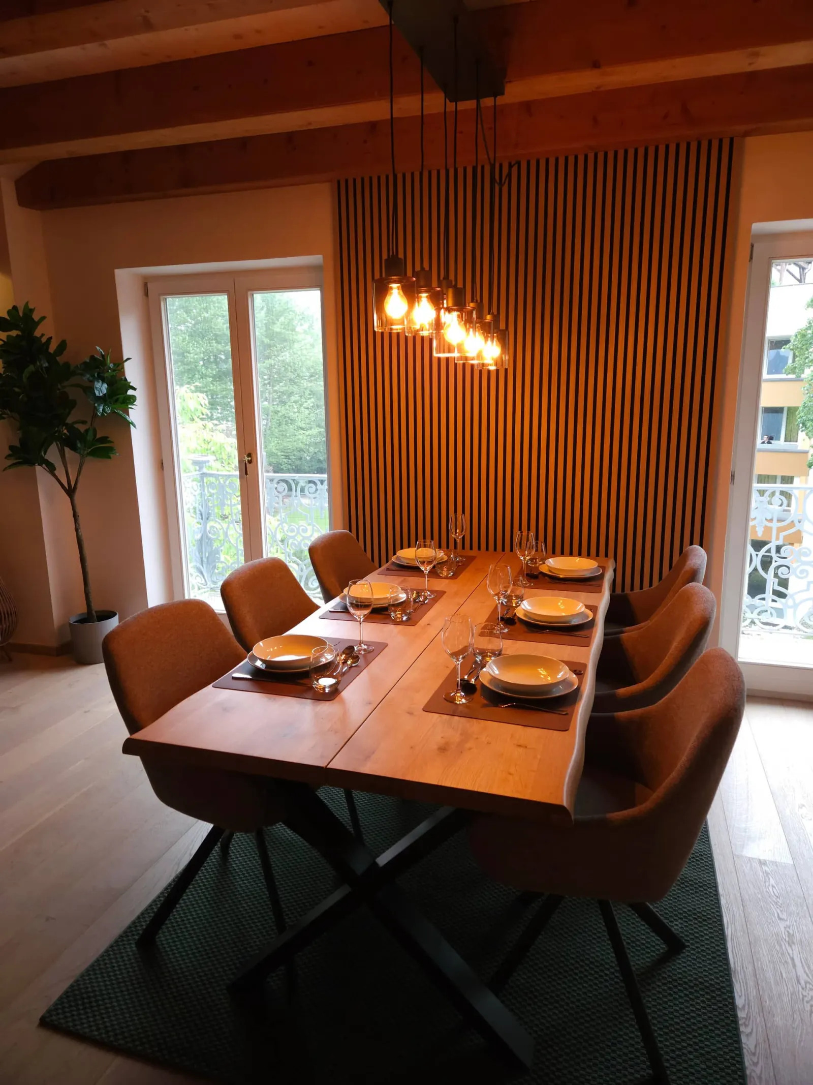 Ferienwohnung Zwieselblick: Esstisch für sechs Personen unter Holzbalken