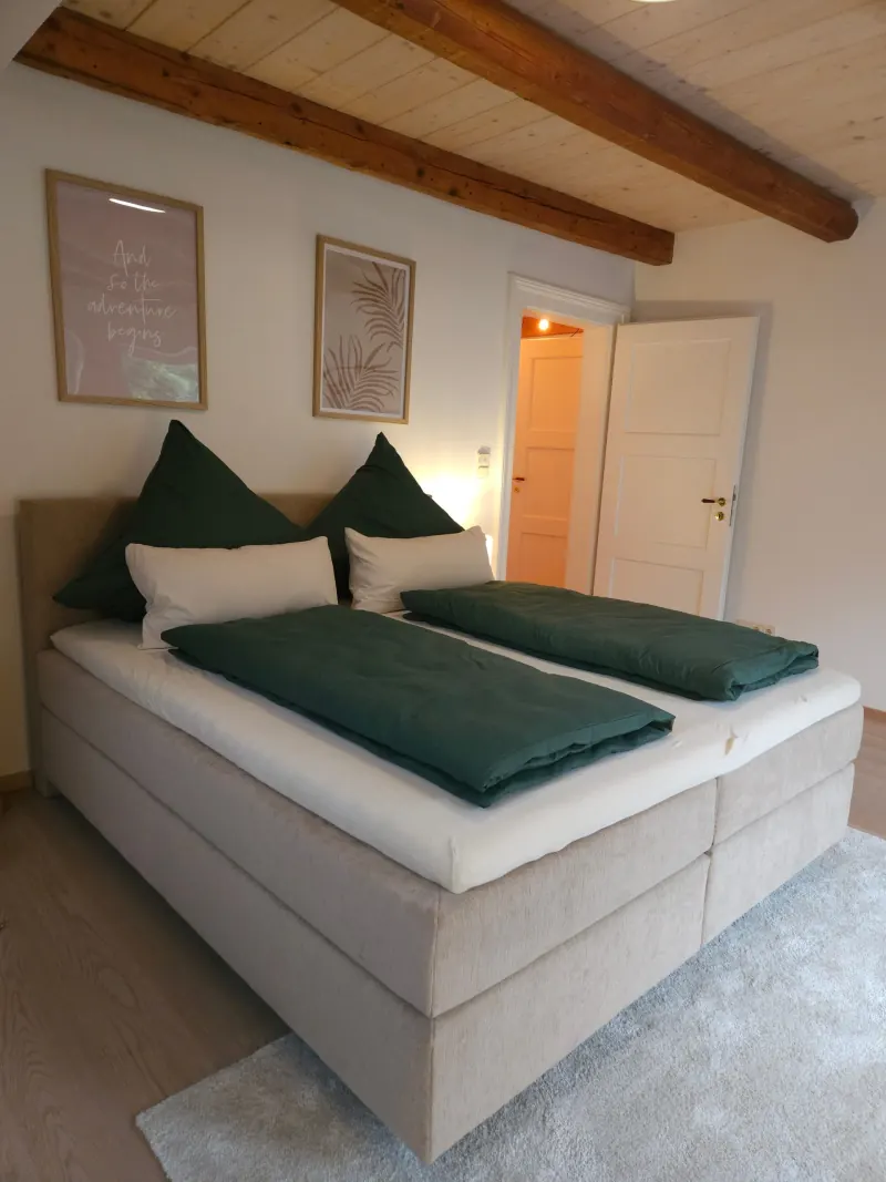 Ferienwohnung Zwieselblick: Schlafzimmer 1 mit Queensize-Doppelbett