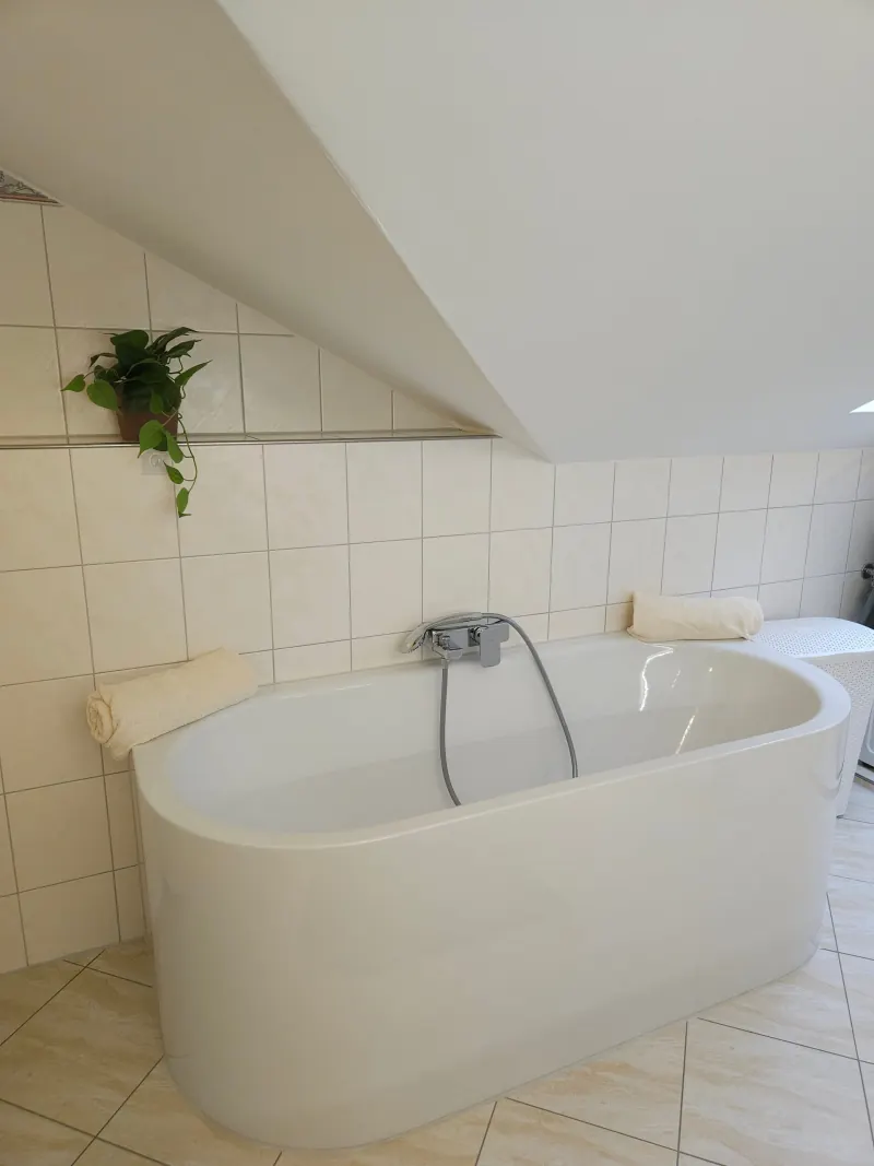 Ferienwohnung Zwieselblick: Badezimmer 1 mit Badewanne