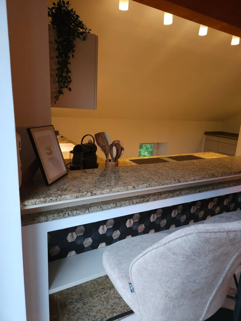 Ferienwohnung Zwieselblick: Küchentheke mit Barhocker