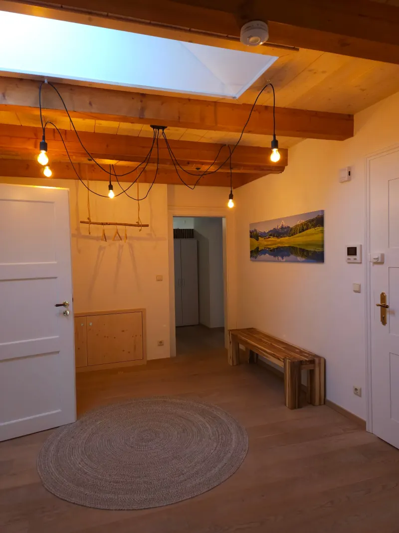 Ferienwohnung Zwieselblick: Diele mit Sitzbank und Bergpanorama